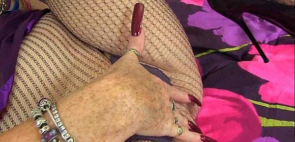  British grannies Savana and Zadi show their fuckable body